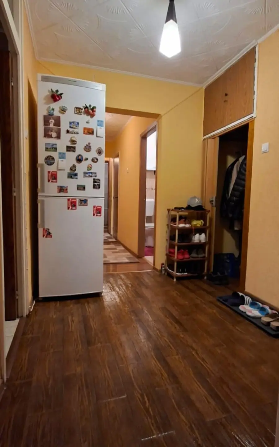 hol Apartament cald și luminos cu 3 camere, în zona Uverturii – Dezrobirii