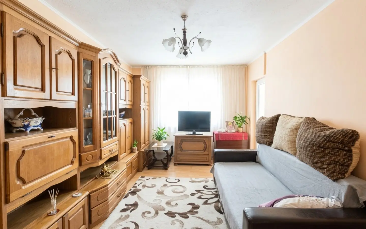 sufragerie Apartament cald și luminos cu 3 camere, în zona Uverturii – Dezrobirii
